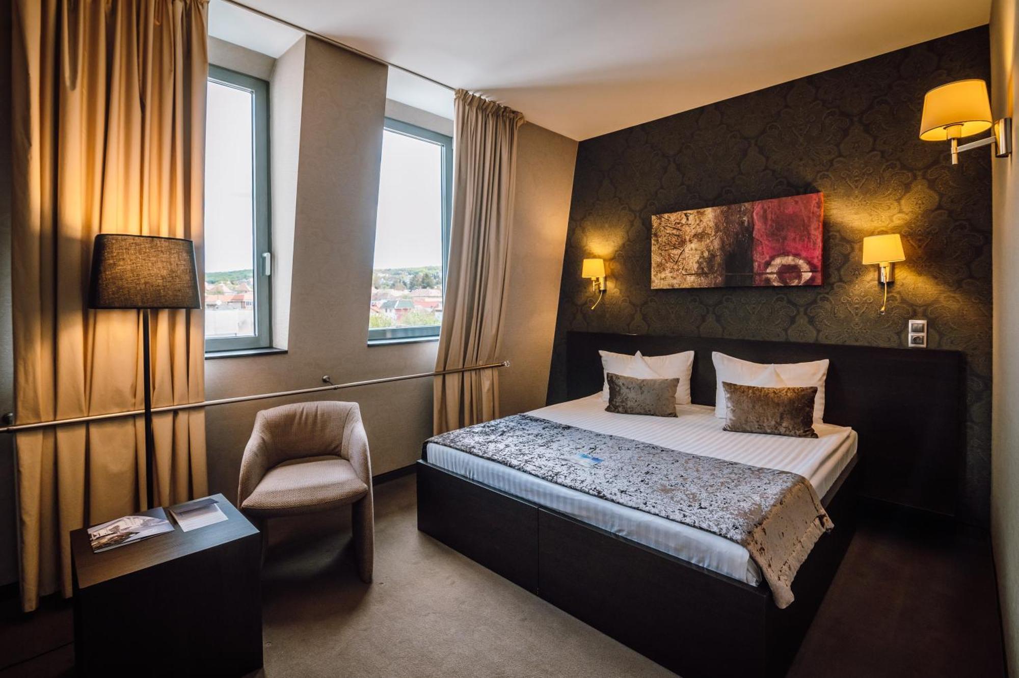 Plaza V Hotel Тыргу-Муреш Экстерьер фото